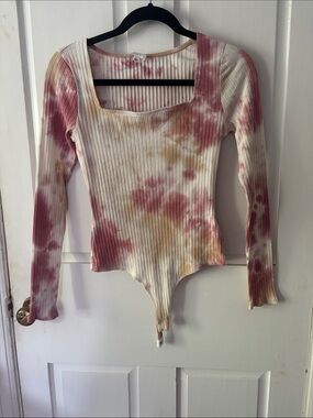 Le Lis Ribbed Square Neck Tie-Dye Bodysuit - Pink & Cream & Gold